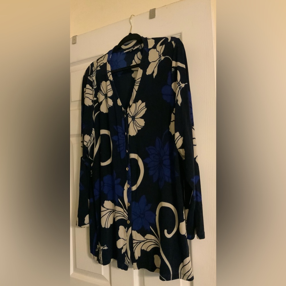 Chico's Travelers liquid knit floral print blouse with a V-neckline Size 3 (XL)